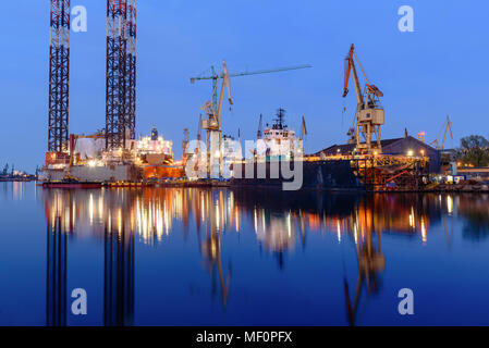 Oil Rig ancorato nel Cantiere di Danzica alla notte. Polonia Foto Stock