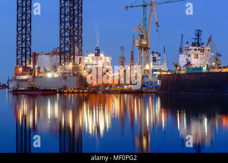 Oil Rig ancorato nel Cantiere di Danzica alla notte. Polonia Foto Stock