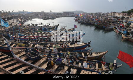 Colorate barche da pesca in Elmina, Ghana Foto Stock