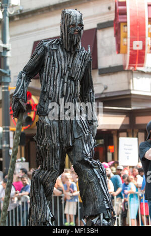 Un uomo vestito come un albero gigante da la trilogia de Il Signore degli Anelli, passeggiate nel drago annuale con sfilata il 5 settembre 2015 in Atlanta, GA. Foto Stock