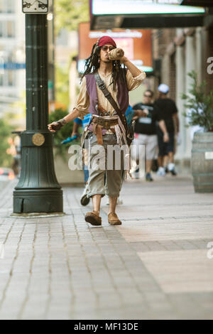 Un uomo vestito come il capitano Jack Sparrow dai pirati dei Caraibi film, passeggiate prima il drago con sfilata il 5 settembre 2015 in Atlanta. Foto Stock