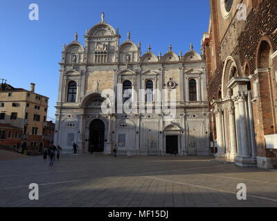 Scuola Grande di San Marco, Ospedale Civile SS Giovanni e Paolo, l'entrata principale dell'ospedale, facciata rinascimentale nella luce del tramonto, Venezia, Italia Foto Stock