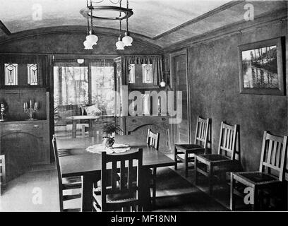 La fotoincisione della sala da pranzo interna in una casa progettata da George W. Maher, Kenilworth, Illinois, 1905. La cortesia Internet Archive. () Foto Stock