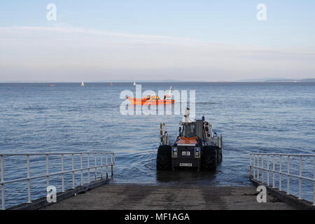 Penarth Wales UK, esercitazione di addestramento sulle imbarcazioni di salvataggio costiere RNLI. Trattore costiero gallese della costa britannica che porta la barca a riva Foto Stock