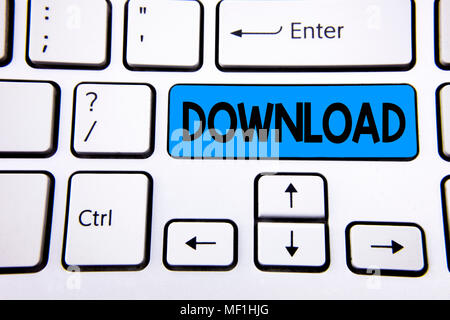 La scrittura della nota mostra il download. Business photo presentazione di salvare più file allegati per unità disco rigido locale ubicazione scritto blu pulsante chiave W Foto Stock