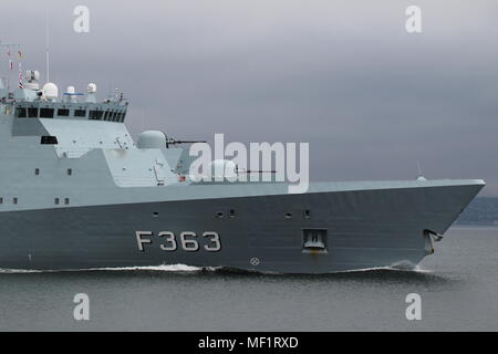 KDM Niels Juel (F363), un Iver Huitfeldt-class frigate gestito dalla Royal Navy danese, passando Greenock in arrivo per esercitare congiuntamente il guerriero 18-1. Foto Stock