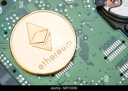 Oro ethereum metallico sul circuito elettronico della scheda madre.crypto valuta mining.denaro digitale sulla rete blockchain Foto Stock