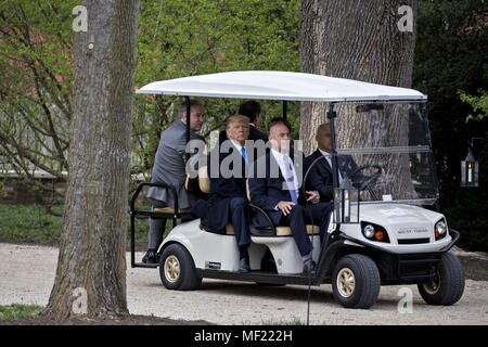 Mount Vernon, Virginia, Stati Uniti d'America. 23 apr, 2018. Stati Uniti Presidente Donald Trump, centro siede in un carrello da golf mentre il turismo al di fuori del palazzo al Mount Vernon Estate del primo U.S. Il presidente George Washington in Mount Vernon, Virginia, Stati Uniti, lunedì 23 aprile, 2018. Come Macron arriva per la prima visita di stato di Trump assumerà la presidenza, il leader degli Stati Uniti sta minacciando di upend del sistema commerciale mondiale con le tariffe sulla Cina, forse anche in Europa. Credito: Andrew Harrer/Piscina via CNP Credito: Andrew Harrer/CNP/ZUMA filo/Alamy Live News Foto Stock