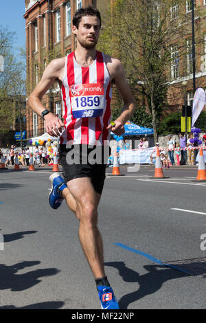 Londra, Regno Unito. Il 22 aprile, 2018. Alex Wall-Clarke di Southampton AC compete nel 2018 denaro Virgin London Marathon. La trentottesima edizione della gara è stato il più caldo il record con una temperatura di 24.1C registrati in St James Park. Foto Stock