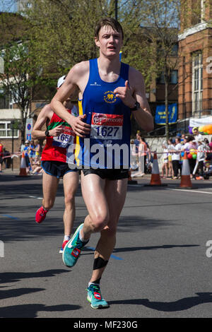 Londra, Regno Unito. Il 22 aprile, 2018. Aaron Pritchard del Team Bath AC compete nel 2018 denaro Virgin London Marathon. La trentottesima edizione della gara è stato il più caldo il record con una temperatura di 24.1C registrati in St James Park. Foto Stock