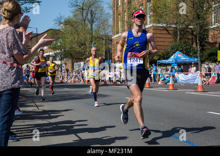 Londra, Regno Unito. Il 22 aprile, 2018. James Donald del Team Bath AC compete nel 2018 denaro Virgin London Marathon. La trentottesima edizione della gara è stato il più caldo il record con una temperatura di 24.1C registrati in St James Park. Foto Stock