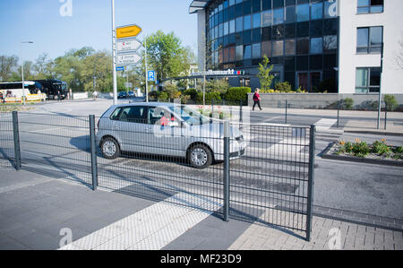 Il 20 aprile 2018, Germania, Celle: un recinto di bloccaggio di una ex zebra si incrociano in corrispondenza di una rotatoria. Il pavimento dei contrassegni per le persone non vedenti portano direttamente a un fance. Recinzioni alla rotonda sono state irritante pedoni per mesi in celle. Il blocco di recinzioni il modo al di sopra di due strade dove, in precedenza, una zebra crossing era stato. Foto: Julian Stratenschulte/dpa Foto Stock