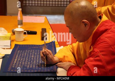 , Suzhou Suzhou, Cina. 22 apr, 2018. Suzhou, Cina-più di tremila persone di tutti i ceti sociali compresi i monaci e gli studenti di trascrivere le scritture buddhiste al tempio Hanshan a Suzhou, est cinese della provincia di Jiangsu, Aprile 22nd, 2018. Credito: SIPA Asia/ZUMA filo/Alamy Live News Foto Stock