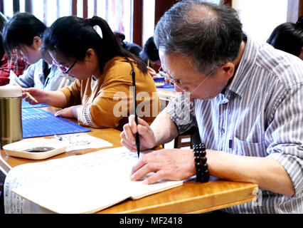 , Suzhou Suzhou, Cina. 22 apr, 2018. Suzhou, Cina-più di tremila persone di tutti i ceti sociali compresi i monaci e gli studenti di trascrivere le scritture buddhiste al tempio Hanshan a Suzhou, est cinese della provincia di Jiangsu, Aprile 22nd, 2018. Credito: SIPA Asia/ZUMA filo/Alamy Live News Foto Stock