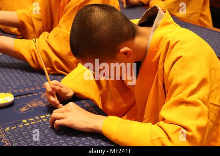 , Suzhou Suzhou, Cina. 22 apr, 2018. Suzhou, Cina-più di tremila persone di tutti i ceti sociali compresi i monaci e gli studenti di trascrivere le scritture buddhiste al tempio Hanshan a Suzhou, est cinese della provincia di Jiangsu, Aprile 22nd, 2018. Credito: SIPA Asia/ZUMA filo/Alamy Live News Foto Stock