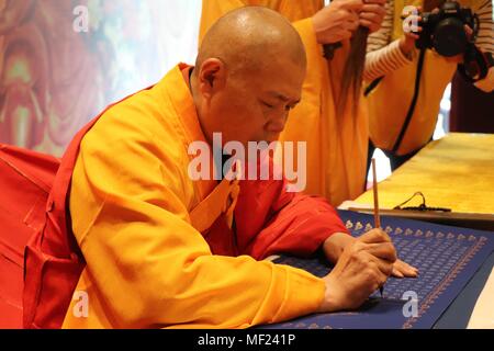 , Suzhou Suzhou, Cina. 22 apr, 2018. Suzhou, Cina-più di tremila persone di tutti i ceti sociali compresi i monaci e gli studenti di trascrivere le scritture buddhiste al tempio Hanshan a Suzhou, est cinese della provincia di Jiangsu, Aprile 22nd, 2018. Credito: SIPA Asia/ZUMA filo/Alamy Live News Foto Stock