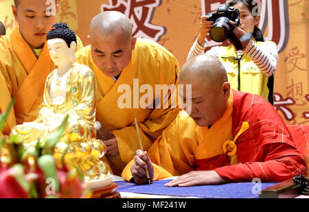 , Suzhou Suzhou, Cina. 22 apr, 2018. Suzhou, Cina-più di tremila persone di tutti i ceti sociali compresi i monaci e gli studenti di trascrivere le scritture buddhiste al tempio Hanshan a Suzhou, est cinese della provincia di Jiangsu, Aprile 22nd, 2018. Credito: SIPA Asia/ZUMA filo/Alamy Live News Foto Stock