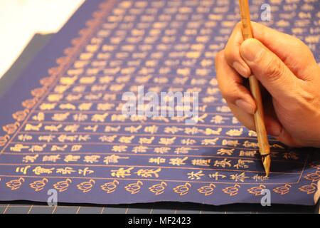 , Suzhou Suzhou, Cina. 22 apr, 2018. Suzhou, Cina-più di tremila persone di tutti i ceti sociali compresi i monaci e gli studenti di trascrivere le scritture buddhiste al tempio Hanshan a Suzhou, est cinese della provincia di Jiangsu, Aprile 22nd, 2018. Credito: SIPA Asia/ZUMA filo/Alamy Live News Foto Stock