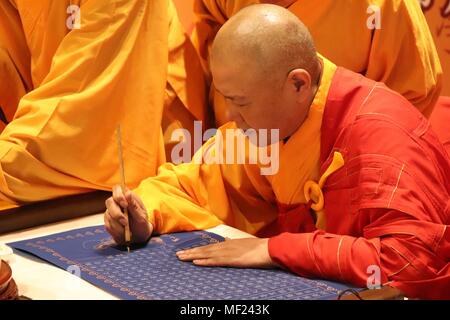 , Suzhou Suzhou, Cina. 22 apr, 2018. Suzhou, Cina-più di tremila persone di tutti i ceti sociali compresi i monaci e gli studenti di trascrivere le scritture buddhiste al tempio Hanshan a Suzhou, est cinese della provincia di Jiangsu, Aprile 22nd, 2018. Credito: SIPA Asia/ZUMA filo/Alamy Live News Foto Stock