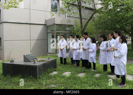 Beijing, Pechino, Cina. 24 apr, 2018. Pechino, Cina-gli studenti e gli insegnanti del capitale Medical University piangono la animali da laboratorio a Pechino, Aprile 24th, 2018, segnando il mondo animale da laboratorio giorno. Credito: SIPA Asia/ZUMA filo/Alamy Live News Foto Stock