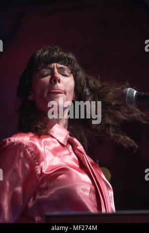 Londra, Regno Unito. 23 apr, 2018. Natalie Prass esecuzione dal vivo sul palco a Bush Hall di Londra. Data foto: Lunedì, 23 aprile 2018. Foto: Roger Garfield/Alamy Credito: Roger Garfield/Alamy Live News Foto Stock