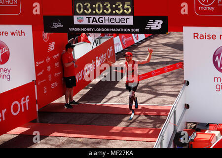 Brian REYNOLDS DA STATI UNITI D'AMERICA vince il para-atletica maratona di Coppa del Mondo per uomini para-atleti con arto inferiore i fuoriservizio durante la Vergine denaro maratona di Londra a Londra in Inghilterra il 22 aprile 2018. Foto Stock