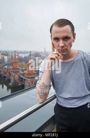 Archiviato - 07 marzo 2018, Germania Berlino: cantante tedesca Drangsal (vero nome: Max Gruber) sorge sul tetto di universale. La sua canzone "Turmbau zu Babel' sta facendo la sua strada nella Top100 grafici. Foto: Annette Riedl/dpa Foto Stock