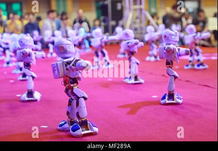 Qinhuangdao, Qinhuangdao, Cina. 24 apr, 2018. Qinhuangdao, CINA-ragazzi frequentano robot contest in Qinhuangdao, nel nord della Cina di nella provincia di Hebei. Credito: SIPA Asia/ZUMA filo/Alamy Live News Foto Stock