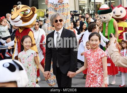 (180424) -- Istanbul, 24 aprile 2018 (Xinhua) -- Ahmet Misbah Demircan (C), capo del distretto di Beyoglu, accompagna i bambini cinesi a una sfilata di Istanbul, in Turchia, il 23 aprile 2018. Turco e cinese kindergartners lunedì contrassegnato Turchia della sovranità nazionale e bambini del giorno insieme a Istanbul. La celebrazione è iniziata con una sfilata di 570 bambini in costumi colorati su Istiklal Avenue nel quartiere di Beyoglu. I bambini, compresi 20 kindergartners cinese da Chengdu nel sud-ovest della Cina invitati come ospiti speciali, hanno marciato alla vicina Piazza Taksim. (Xinh Foto Stock