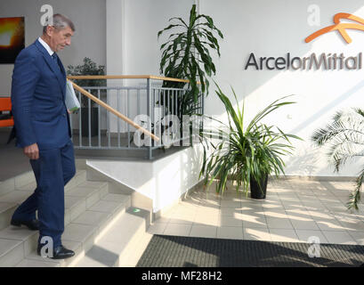 ArcelorMittal Ostrava (ANO) produttore di acciaio, che ArcelorMittal gruppo siderurgia vuole vendere come una compensazione per l'acquisto delle acciaierie italiano ILVA, dovrebbe avere un nuovo proprietario come di gennaio 1, 2019. "Se la CE approva la trattativa e supervisiona la situazione è ovviamente importante per noi che il nuovo proprietario è un investitore affidabile che svilupperà la società e mantenere l'occupazione. AMO offre 70 posti di lavoro al momento", primo ministro ceco nella rassegnazione Andrej Babis (nella foto) ha detto durante la conferenza stampa a Ostrava, Repubblica ceca, 24 aprile 2018. (CTK foto/Petr Sznapka) Foto Stock