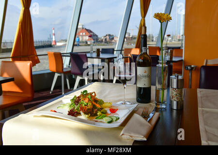 Archiviato - 08 marzo 2018, Germania, Brema e Bremerhaven: pronta una insalata preparata sorge su un tavolo nel ristorante dell'Atlantic Hotel Sail City. L'hotel ristorante lo chef di Dominik Flettner è consapevole di produrre come littell rifiuti come possibile nella sua cucina e utilizza potatoe bucce, ad esempio per friggere deliziosa potatoe chips come insalata sidedish. Egli è un membro del " Regno contro rifiuti" campagna. Foto: Karsten Klama/dpa Foto Stock