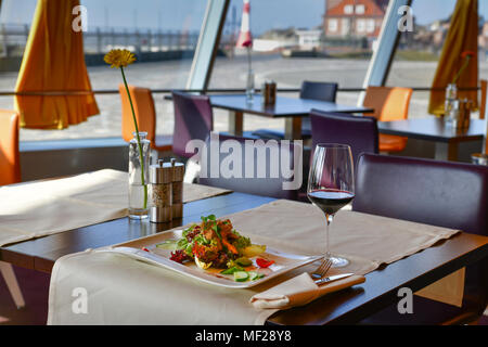 Archiviato - 08 marzo 2018, Germania, Brema e Bremerhaven: pronta una insalata preparata sorge su un tavolo nel ristorante dell'Atlantic Hotel Sail City. L'hotel ristorante lo chef di Dominik Flettner è consapevole di produrre come littell rifiuti come possibile nella sua cucina e utilizza potatoe bucce, ad esempio per friggere deliziosa potatoe chips come insalata sidedish. Egli è un membro del " Regno contro rifiuti" campagna. Foto: Karsten Klama/dpa Foto Stock