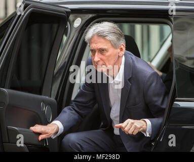 A Downing Street, Londra, Regno Unito. Il 24 aprile 2018. Philip Hammond, Cancelliere dello Scacchiere, arriva a Downing Street per settimanale riunione del gabinetto. Credito: Malcolm Park/Alamy Live News. Foto Stock