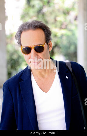 Atene, Grecia. 24 apr, 2018. Compositore di musica ALEXANDRE DESPLAT dà una masterclass a greco giovani musicisti. Credito: Aristidis Vafeiadakis/ZUMA filo/Alamy Live News Foto Stock