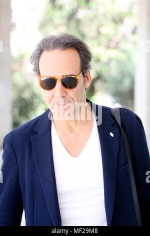 Atene, Grecia. 24 apr, 2018. Compositore di musica ALEXANDRE DESPLAT dà una masterclass a greco giovani musicisti. Credito: Aristidis Vafeiadakis/ZUMA filo/Alamy Live News Foto Stock