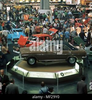 I visitatori a meraviglia la novità della International Motor Show IAA nel settembre 1973 nel padiglione 5 presso il Centro Espositivo di Francoforte. | Utilizzo di tutto il mondo Foto Stock