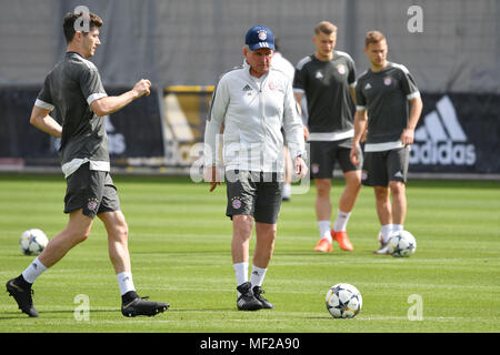 Monaco di Baviera, Deutschland. 24 apr, 2018. Jupp HEYNCKES (FC Bayern Monaco di Baviera autobus), le.Robert LEWANDOWSKI (Bayern Munich), formazione finale FC Bayern Monaco prima la Champions League semi-finale contro il Real Madrid. Addestramento all'Saebener Strasse, calcio, su 24.04.2018 . | Utilizzo di credito in tutto il mondo: dpa/Alamy Live News Foto Stock