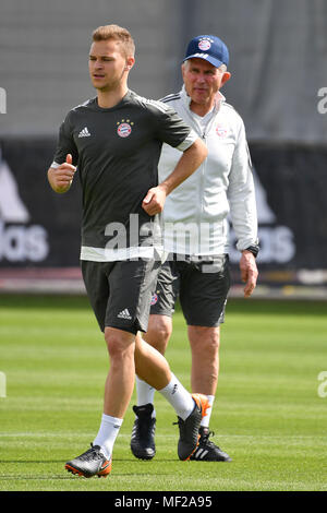 Monaco di Baviera, Deutschland. 24 apr, 2018. Joshua KIMMICH (Bayern Munich), Jupp HEYNCKES (pullman Bayern Monaco di Baviera). training finale Bayern Monaco prima la Champions League semi-finale contro il Real Madrid. Addestramento all'Saebener Strasse, calcio, su 24.04.2018 . | Utilizzo di credito in tutto il mondo: dpa/Alamy Live News Foto Stock