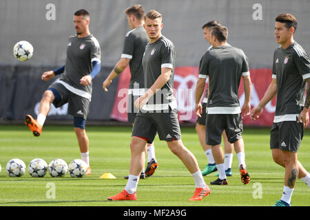 Monaco di Baviera, Deutschland. 24 apr, 2018. Lukas MAI, re: James RODRIGUEZ (FC Bayern Monaco di Baviera), azione, training finale Bayern Monaco prima la Champions League semi-finale contro il Real Madrid. Addestramento all'Saebener Strasse, calcio, su 24.04.2018 . | Utilizzo di credito in tutto il mondo: dpa/Alamy Live News Foto Stock