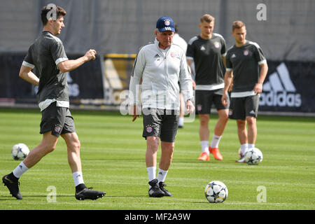 Monaco di Baviera, Deutschland. 24 apr, 2018. Jupp HEYNCKES (FC Bayern Monaco di Baviera autobus), le.Robert LEWANDOWSKI (Bayern Munich), formazione finale FC Bayern Monaco prima la Champions League semi-finale contro il Real Madrid. Addestramento all'Saebener Strasse, calcio, su 24.04.2018 . | Utilizzo di credito in tutto il mondo: dpa/Alamy Live News Foto Stock