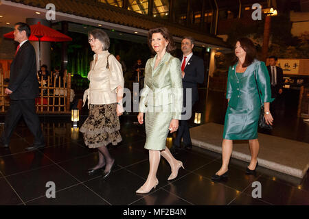 Tokyo, Giappone. Il 24 aprile 2018. Regina Silvia di Svezia (C) assiste a un banchetto per commemorare i 150 anni di relazioni diplomatiche tra la Svezia e il Giappone del 24 aprile 2018, Tokyo, Giappone. Il Re Carlo Gustavo XVI e la Regina sono in Giappone sulla loro visita ufficiale di Aprile 22 al 25. Credito: Rodrigo Reyes Marin/AFLO/Alamy Live News Foto Stock