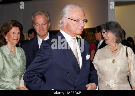 Tokyo, Giappone. Il 24 aprile 2018. Re Carl XVI Gustaf (C) e la Regina Silvia (L) della Svezia partecipare ad un banchetto per commemorare i 150 anni di relazioni diplomatiche tra la Svezia e il Giappone del 24 aprile 2018, Tokyo, Giappone. Il re e la Regina sono in Giappone sulla loro visita ufficiale di Aprile 22 al 25. Credito: Rodrigo Reyes Marin/AFLO/Alamy Live News Foto Stock