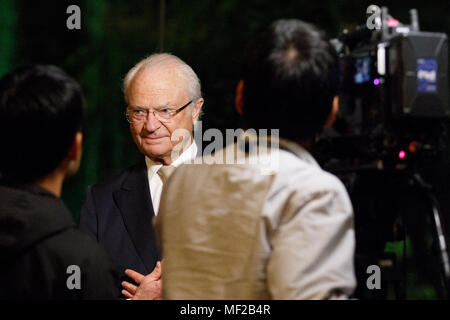 Tokyo, Giappone. Il 24 aprile 2018. Re Carlo XVI Gustavo di Svezia risponde alle domande dei media giapponesi prima di partecipare a un banchetto per commemorare i 150 anni di relazioni diplomatiche tra la Svezia e il Giappone del 24 aprile 2018, Tokyo, Giappone. Il re e la Regina Silvia sono in Giappone sulla loro visita ufficiale di Aprile 22 al 25. Credito: Rodrigo Reyes Marin/AFLO/Alamy Live News Foto Stock