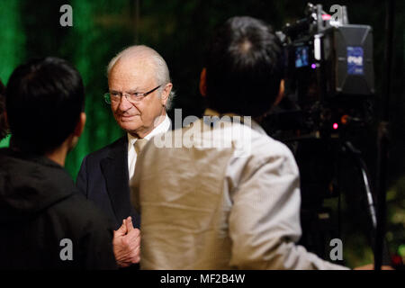 Tokyo, Giappone. Il 24 aprile 2018. Re Carlo XVI Gustavo di Svezia risponde alle domande dei media giapponesi prima di partecipare a un banchetto per commemorare i 150 anni di relazioni diplomatiche tra la Svezia e il Giappone del 24 aprile 2018, Tokyo, Giappone. Il re e la Regina Silvia sono in Giappone sulla loro visita ufficiale di Aprile 22 al 25. Credito: Rodrigo Reyes Marin/AFLO/Alamy Live News Foto Stock