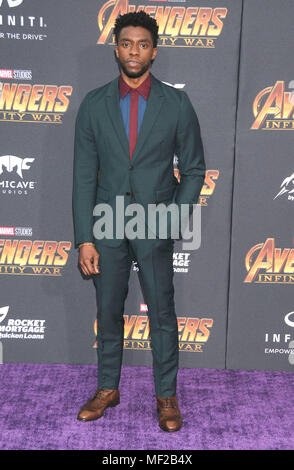 Los Angeles, California, USA. 23 apr, 2018. Il 23 aprile 2018 - Los Angeles, California USA - Attore CHADWICK BOSEMAN presso la Premiere mondiale di Marvel Studios ''vendicatori infinito la guerra"" tenutasi presso l'El Capitan Theater di Hollywood e Los Angeles. Credito: Paolo Fenton/ZUMA filo/Alamy Live News Foto Stock