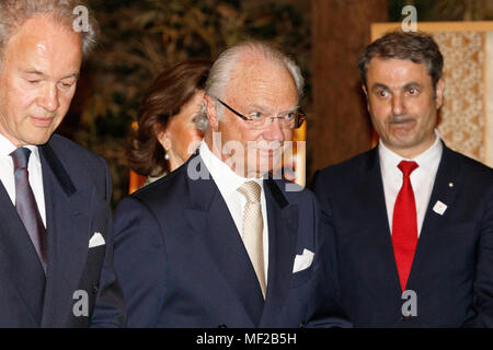 Tokyo, Giappone. Il 24 aprile 2018. Re Carl XVI Gustaf (C) della Svezia partecipa a un banchetto per commemorare i 150 anni di relazioni diplomatiche tra la Svezia e il Giappone del 24 aprile 2018, Tokyo, Giappone. Il re e la Regina Silvia sono in Giappone sulla loro visita ufficiale di Aprile 22 al 25. Credito: Rodrigo Reyes Marin/AFLO/Alamy Live News Foto Stock