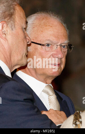 Tokyo, Giappone. Il 24 aprile 2018. Re Carlo XVI Gustavo di Svezia partecipa a un banchetto per commemorare i 150 anni di relazioni diplomatiche tra la Svezia e il Giappone del 24 aprile 2018, Tokyo, Giappone. Il re e la Regina Silvia sono in Giappone sulla loro visita ufficiale di Aprile 22 al 25. Credito: Rodrigo Reyes Marin/AFLO/Alamy Live News Foto Stock