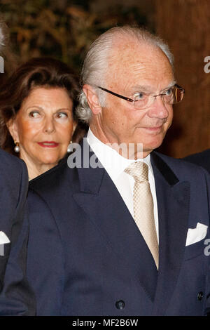 Tokyo, Giappone. Il 24 aprile 2018. Re Carlo Gustavo XVI e la Regina Silvia di Svezia partecipare ad un banchetto per commemorare i 150 anni di relazioni diplomatiche tra la Svezia e il Giappone del 24 aprile 2018, Tokyo, Giappone. Il re e la Regina sono in Giappone sulla loro visita ufficiale di Aprile 22 al 25. Credito: Rodrigo Reyes Marin/AFLO/Alamy Live News Foto Stock