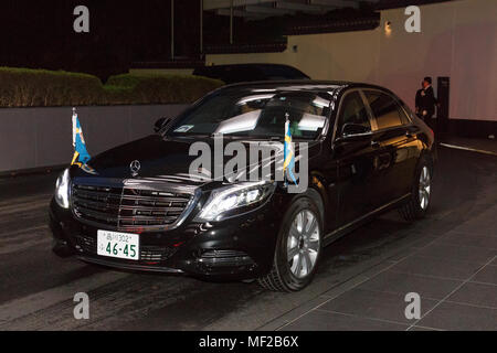 Tokyo, Giappone. Il 24 aprile 2018. Re Carlo Gustavo XVI e la Regina Silvia di Svezia arriva a un banchetto per commemorare i 150 anni di relazioni diplomatiche tra la Svezia e il Giappone del 24 aprile 2018, Tokyo, Giappone. Il re e la Regina sono in Giappone sulla loro visita ufficiale di Aprile 22 al 25. Credito: Rodrigo Reyes Marin/AFLO/Alamy Live News Foto Stock