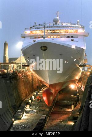 La nave da crociera "Oriana" nel dock del cantiere navale Lloyd il 9.12.1996. Il bacino di carenaggio del Bremerhaven a base di cantiere navale Lloyd è uno dei più grandi del suo genere nel cantiere tedesco industria ed è prädestiniert per riparazioni e lavori di conversione su grandi cargo e le navi da passeggeri. Con il versamento della terza e ultima rata dal cantiere per la massa dei creditori in aprile, Lloyd-Werft, come un ex membro del cantiere vulcanica di rete, ha risolto la liquidazione e la società è esente. Con 425 di ex 600 dipendenti, la grande esperienza nella ricostruzione delle navi è ora di essere pienamente utilizzati ancora Foto Stock